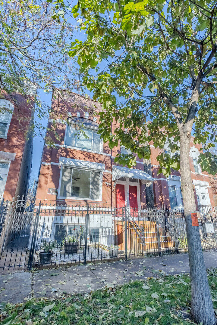 Property Photo:  1420 N Campbell Avenue 2F  IL 60647 