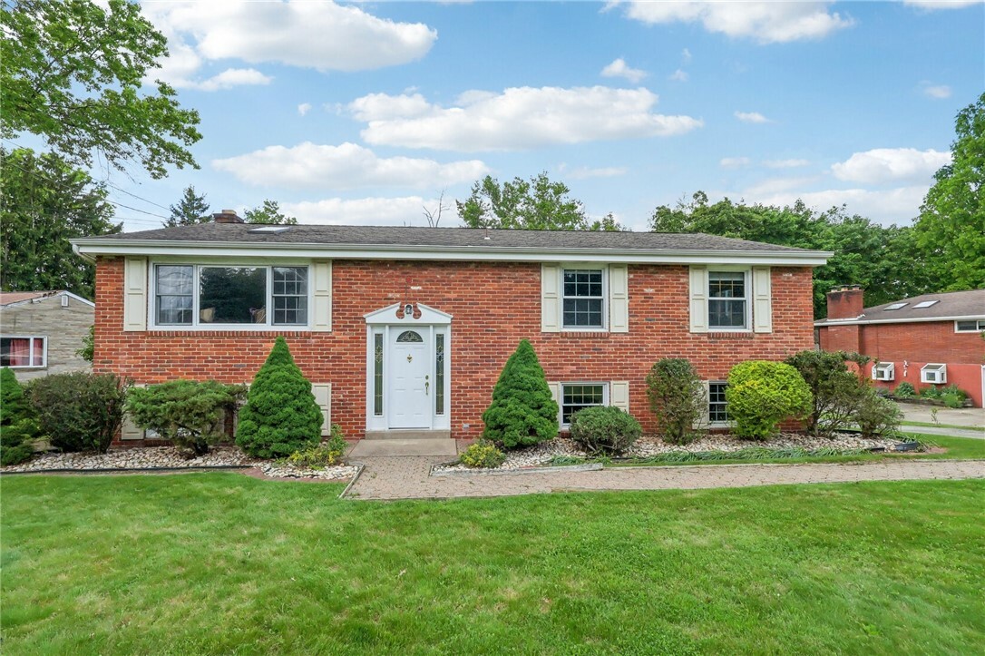 Property Photo:  1921 Shady Oak Cir  PA 15101 