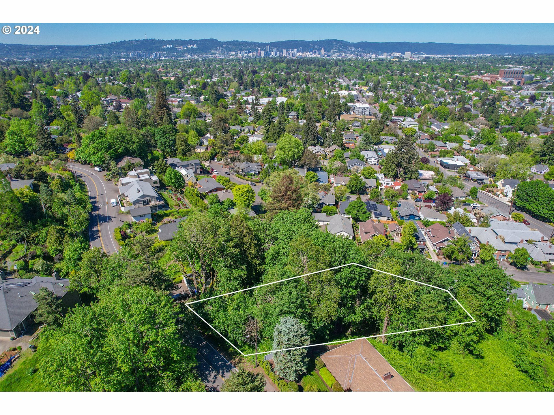 Property Photo:  6647 SE Thorburn St  OR 97215 