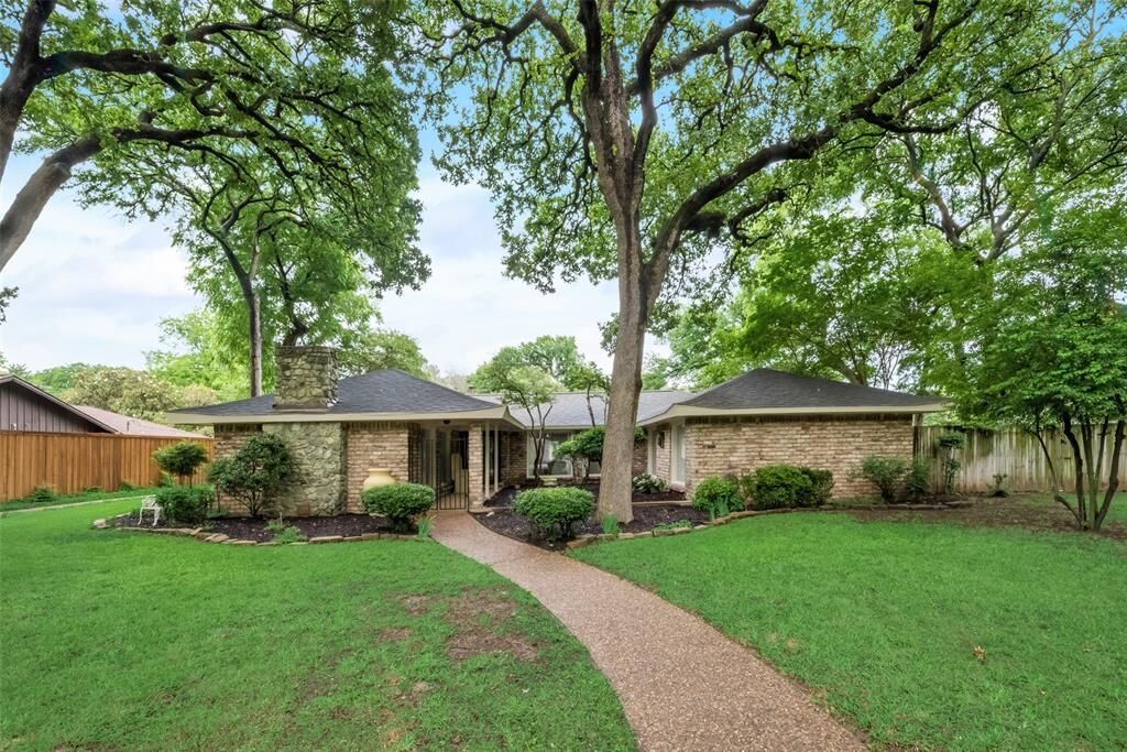 Property Photo: 1407 Pebble Creek Drive TX 76040