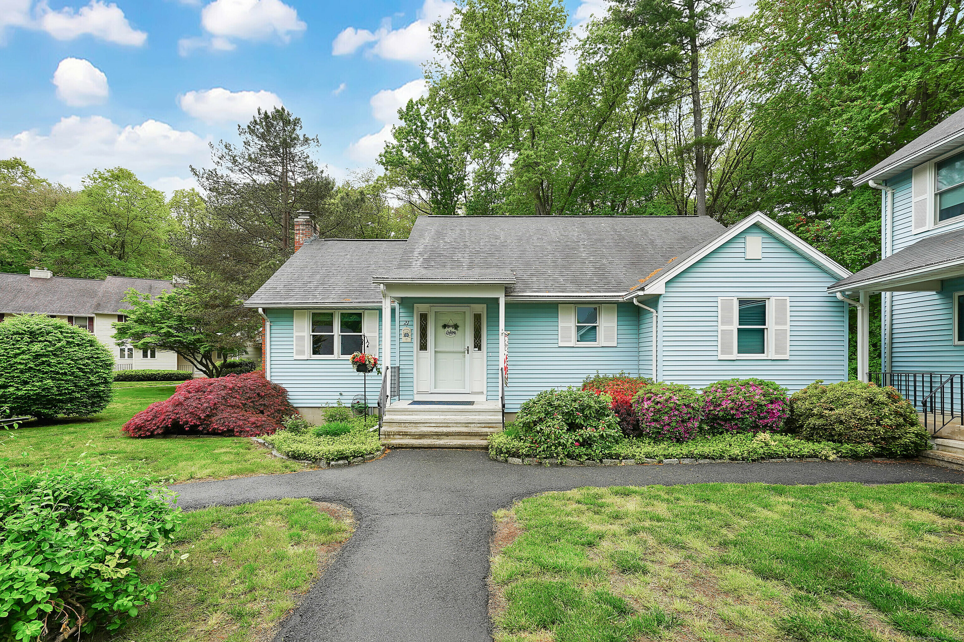Property Photo: 21 Oldefield Farms 21 CT 06082