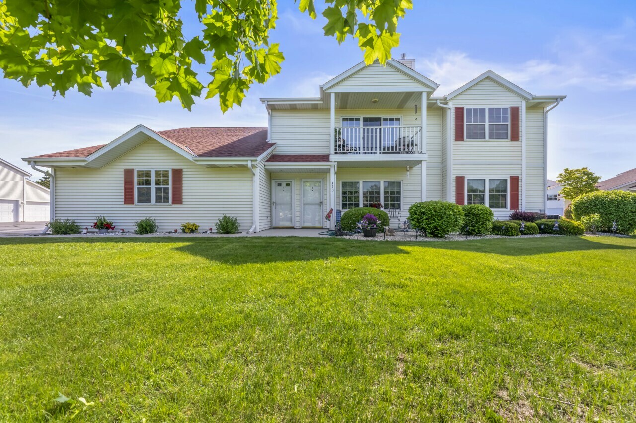 Property Photo: 720 Wood River Ct 3 WI 53095