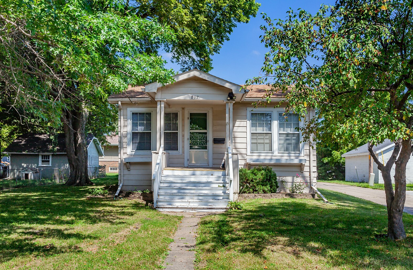 Property Photo:  817 Douglas Avenue  IA 50313 