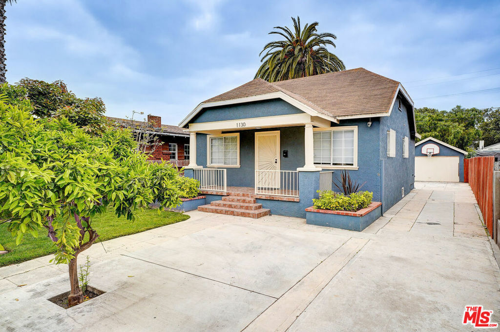 Property Photo:  1130 W 69th Street  CA 90044 