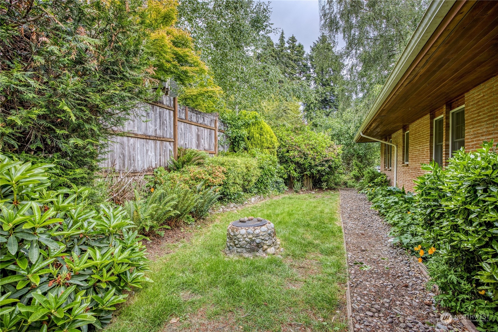 Property Photo:  831 Eagle Cliff Road NE  WA 98110 