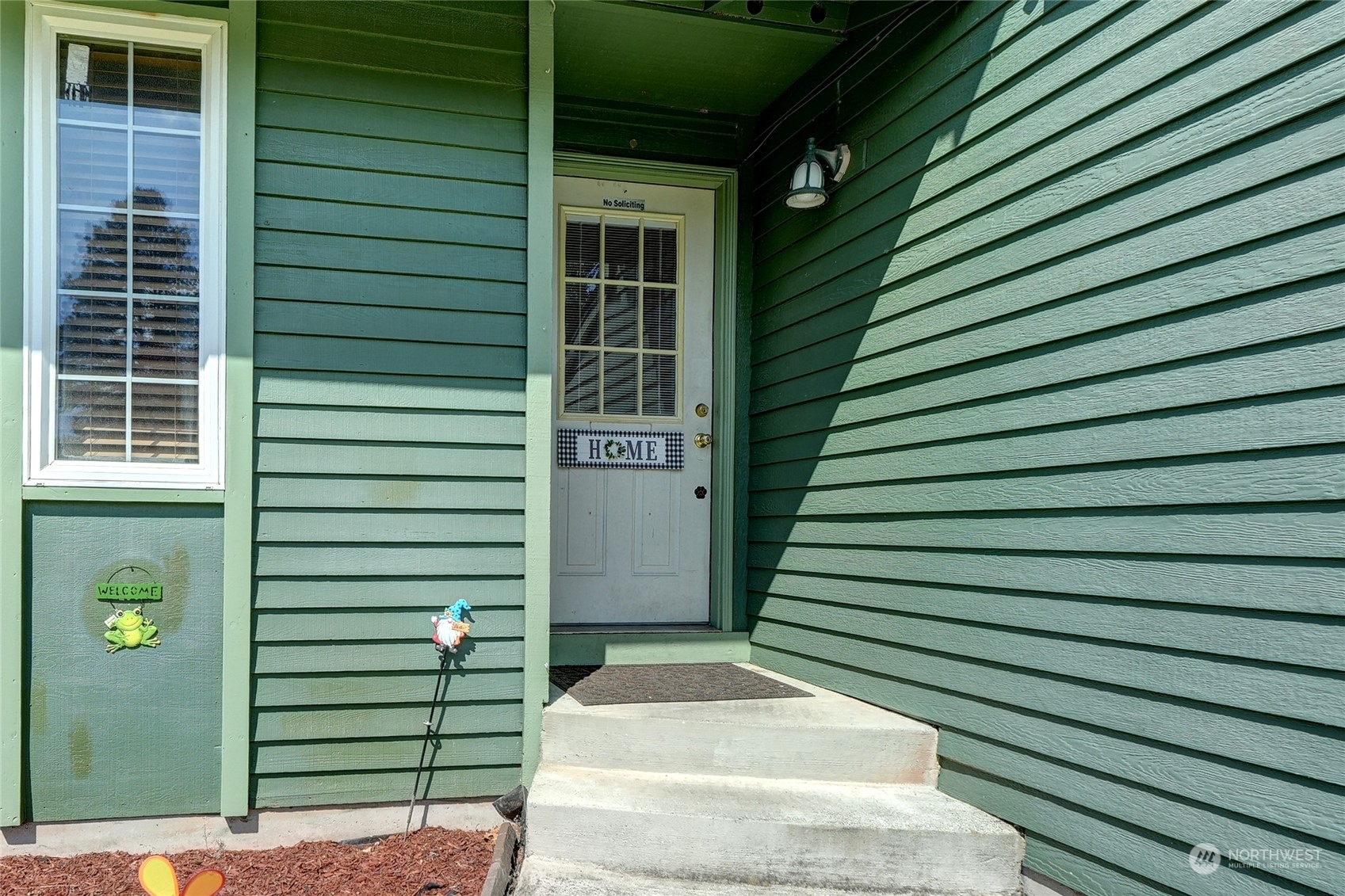 Property Photo: 306 Pacific Avenue S WA 98047
