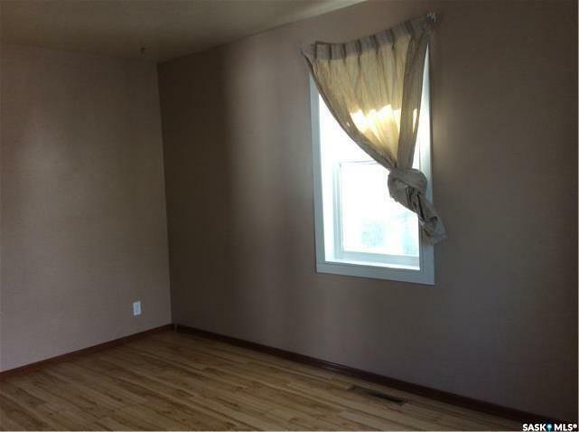 Property Photo:  911 23rd Street W  SK S7L 0A5 