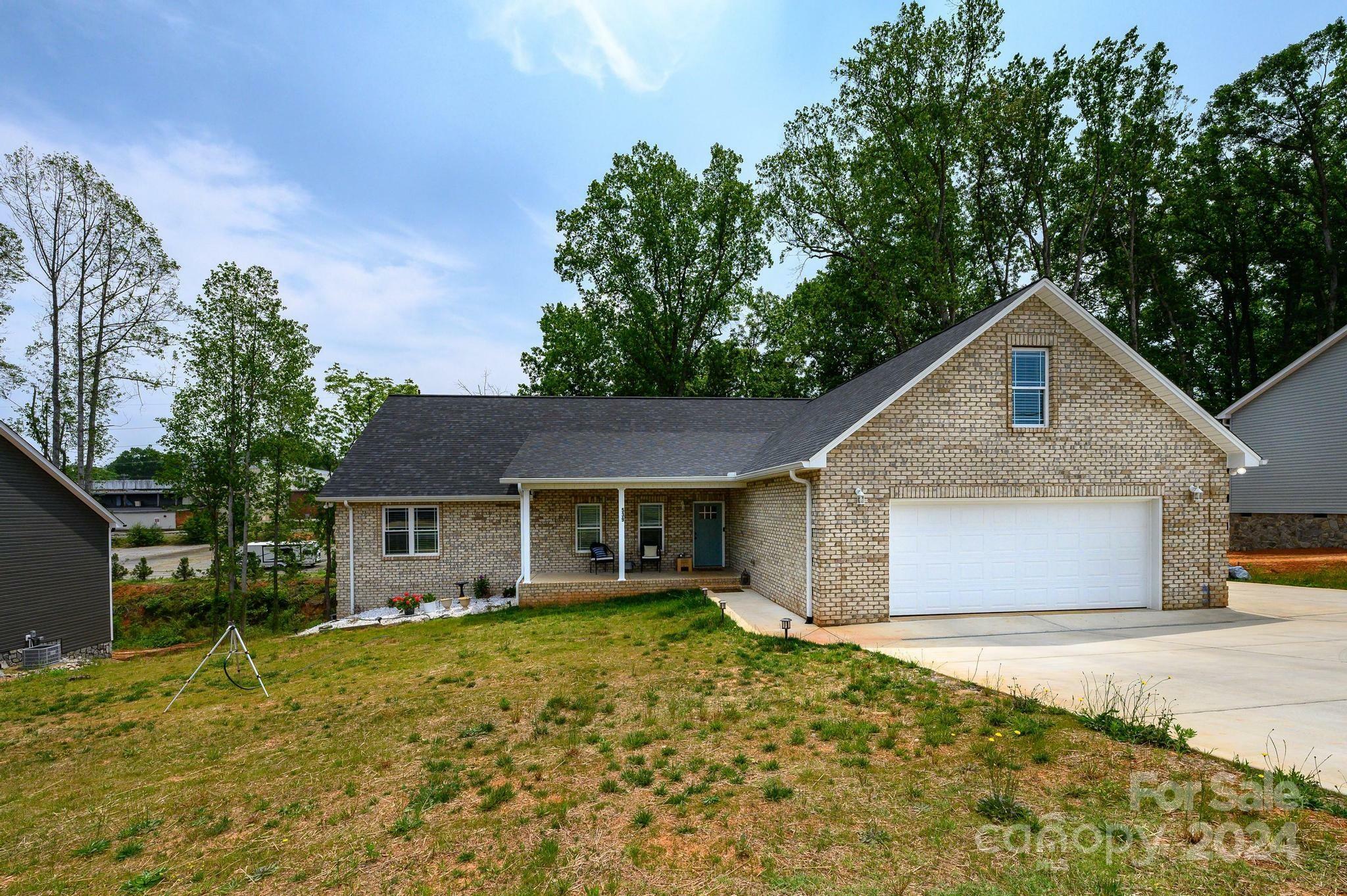 Property Photo:  539 N C Avenue  NC 28650 