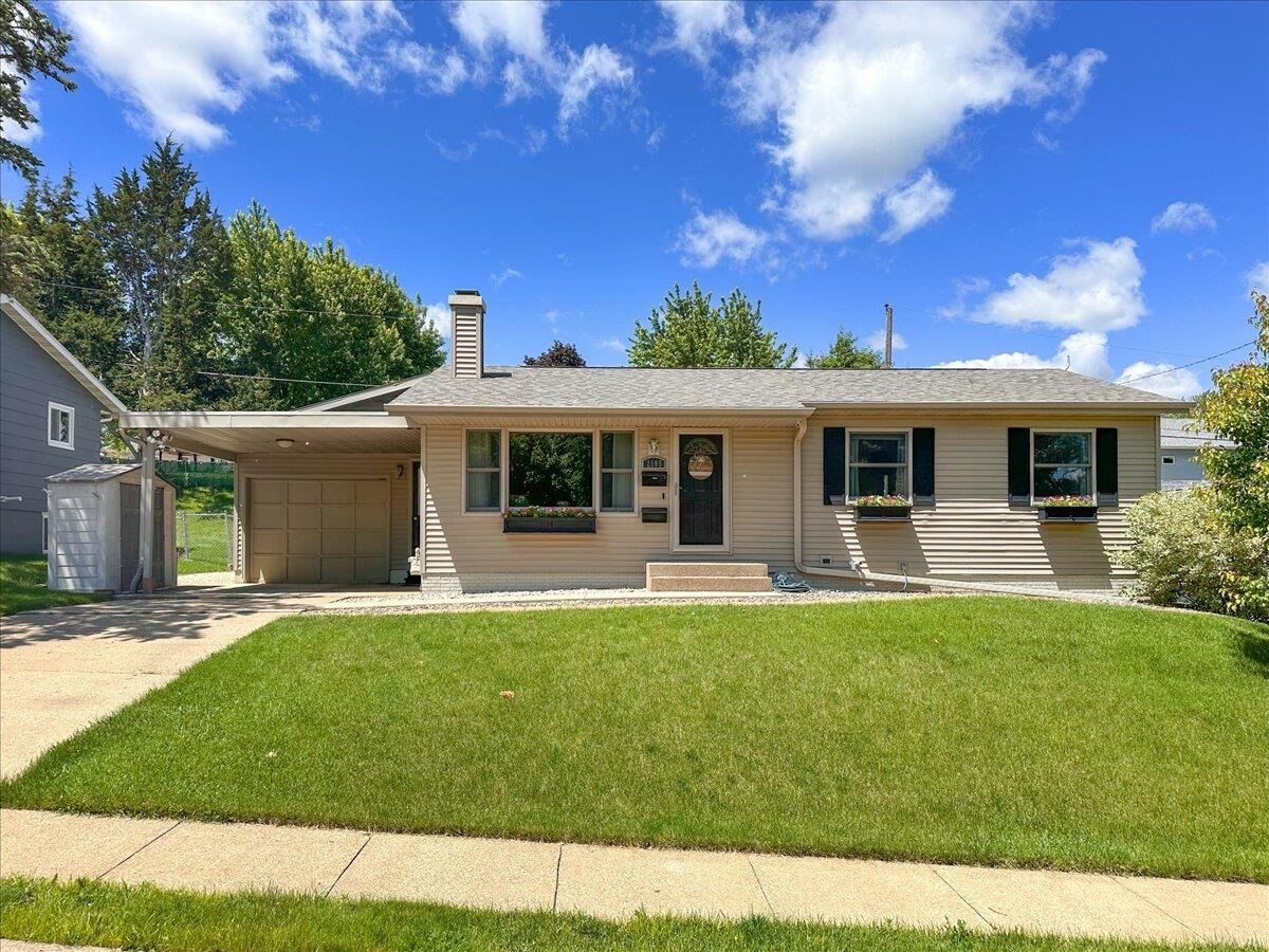 Property Photo: 2605 Rosewood Drive IA 52001