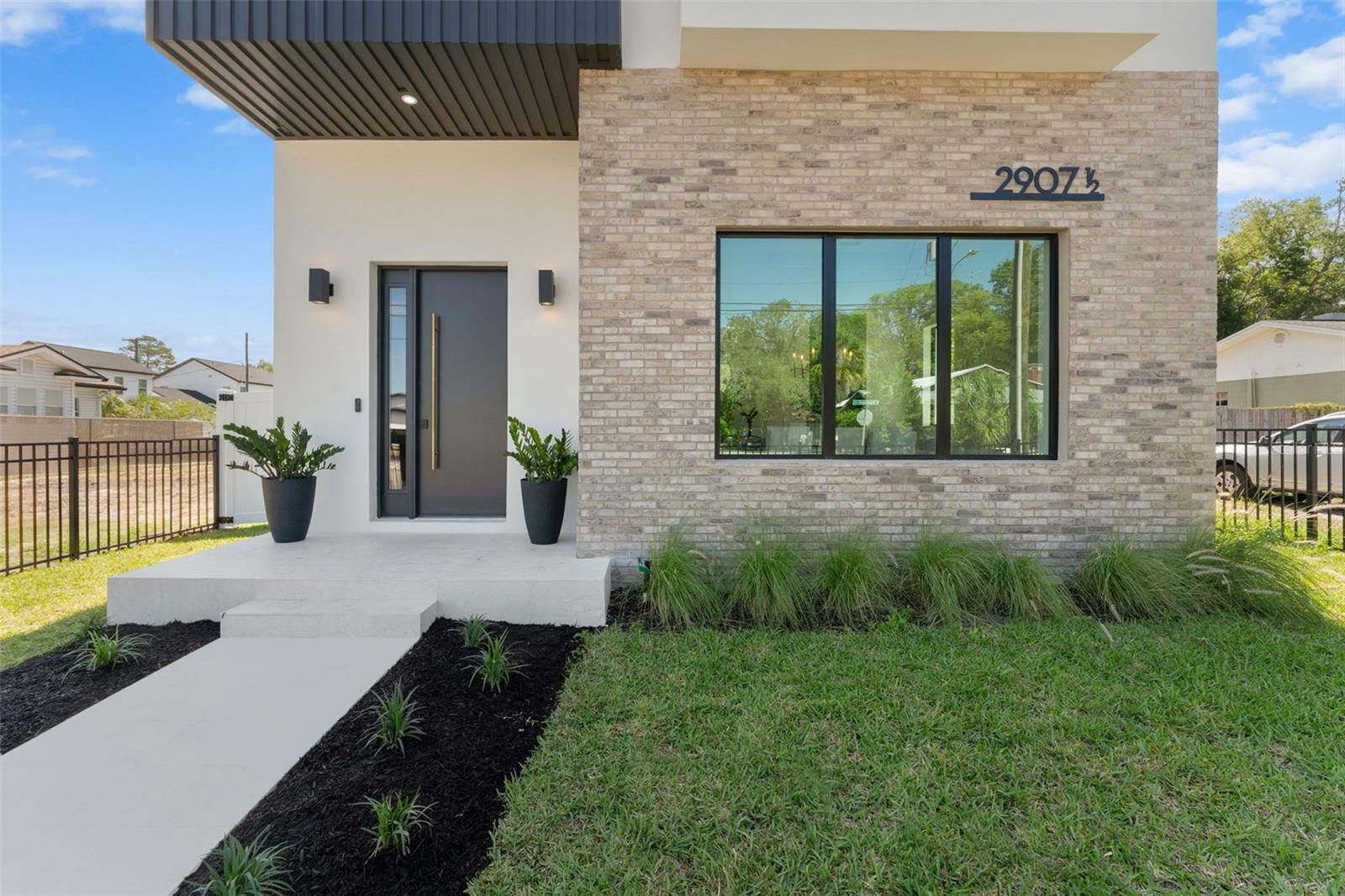 Property Photo:  2907 1/2 N Boulevard  FL 33602 