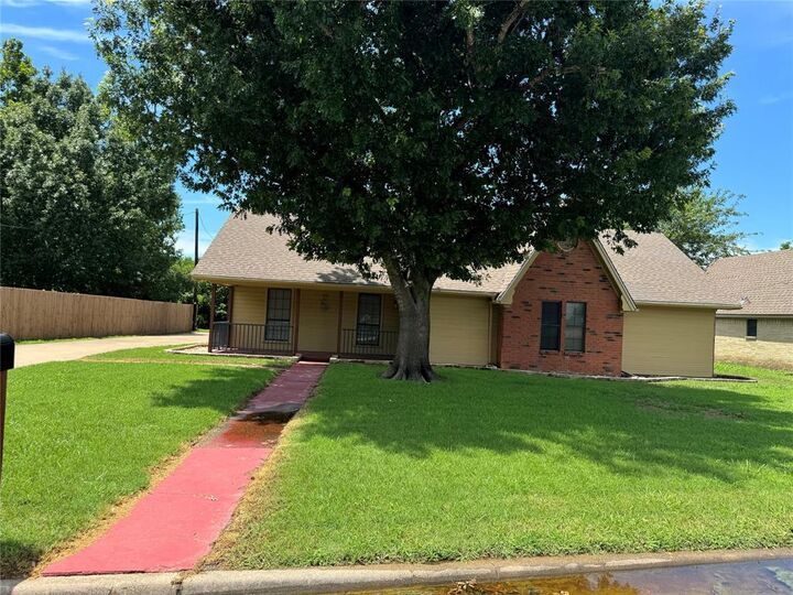 Property Photo:  804 Crestline Drive  TX 76667 