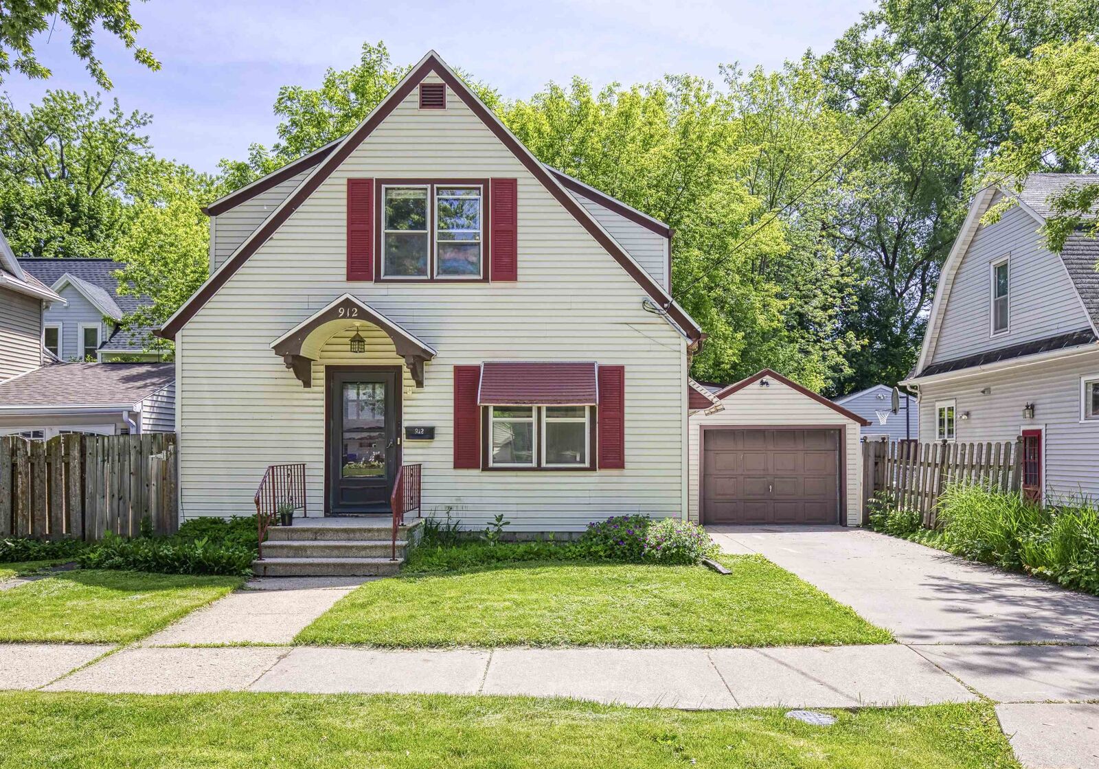 Property Photo:  912 N Harriman Street  WI 54914-4452 