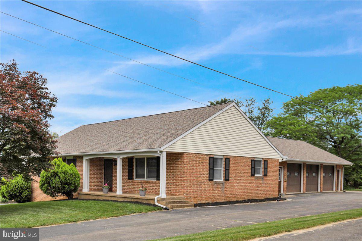 Property Photo: 265 Redwood Drive PA 17603