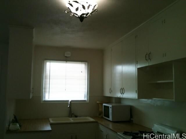 1534 Magazine Street A6  Honolulu HI 96822 photo