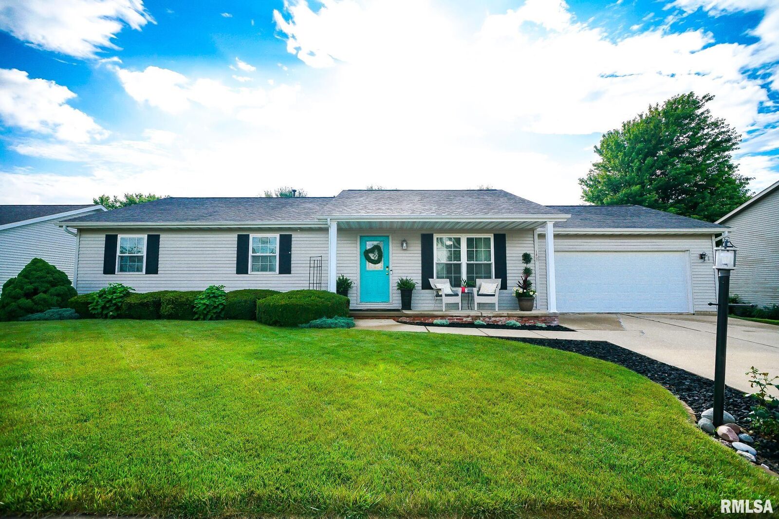 Property Photo: 1407 White Horse Trail IL 61548