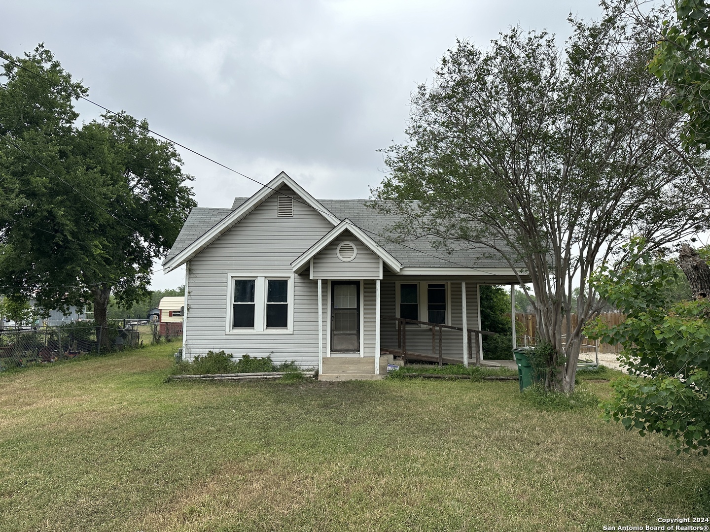 Property Photo:  323 W Mally Blvd  TX 78221 