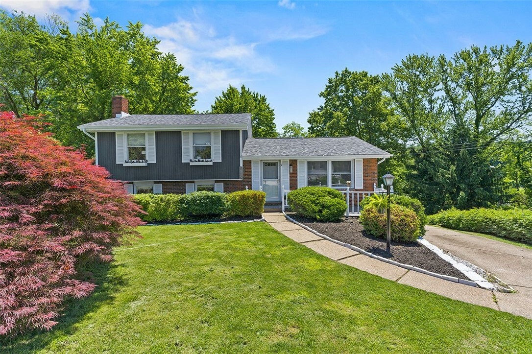 Property Photo:  105 Lee Ridge Drive  PA 15108 