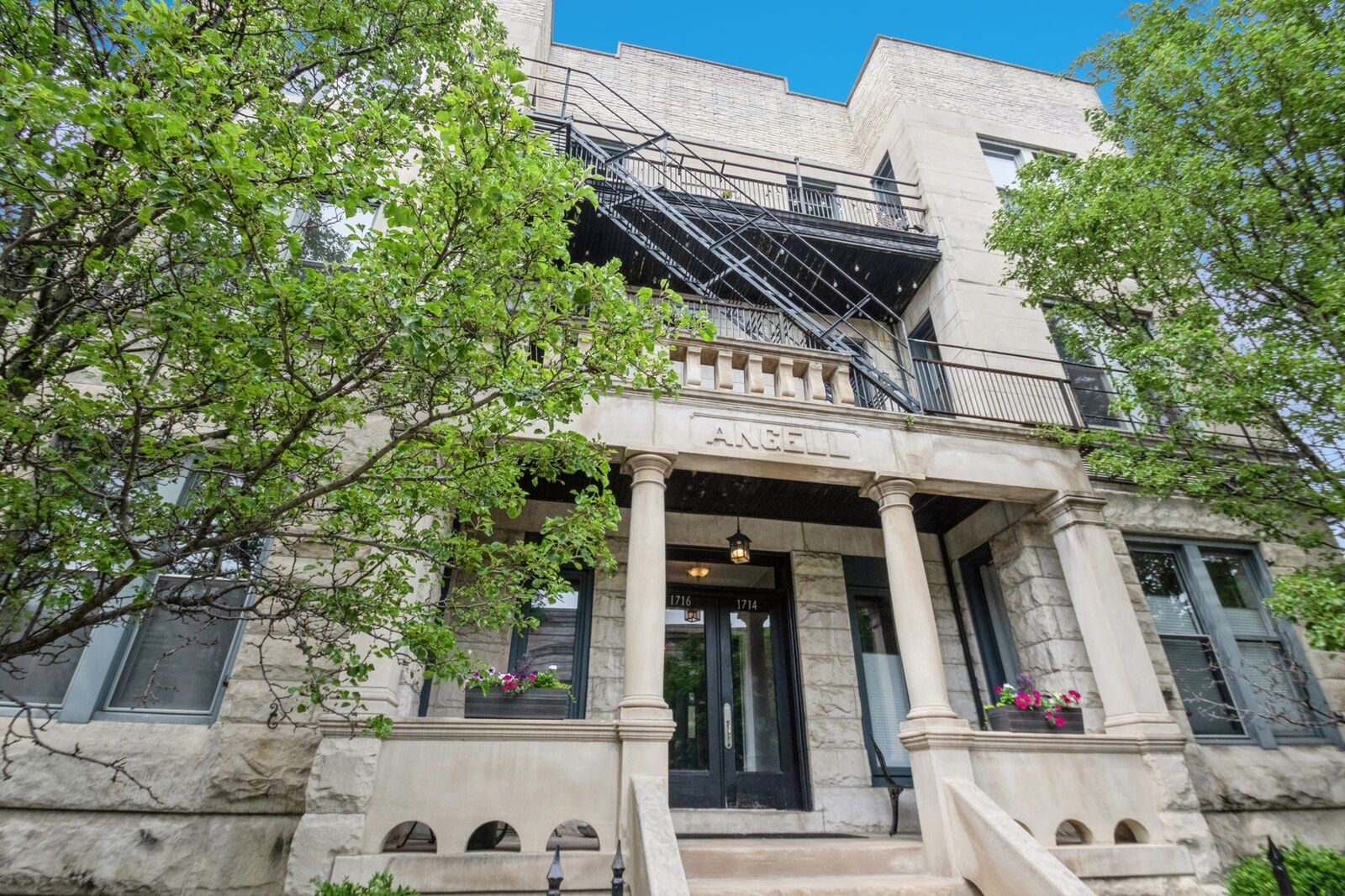 Property Photo: 1714 W Leland Avenue 2F IL 60640