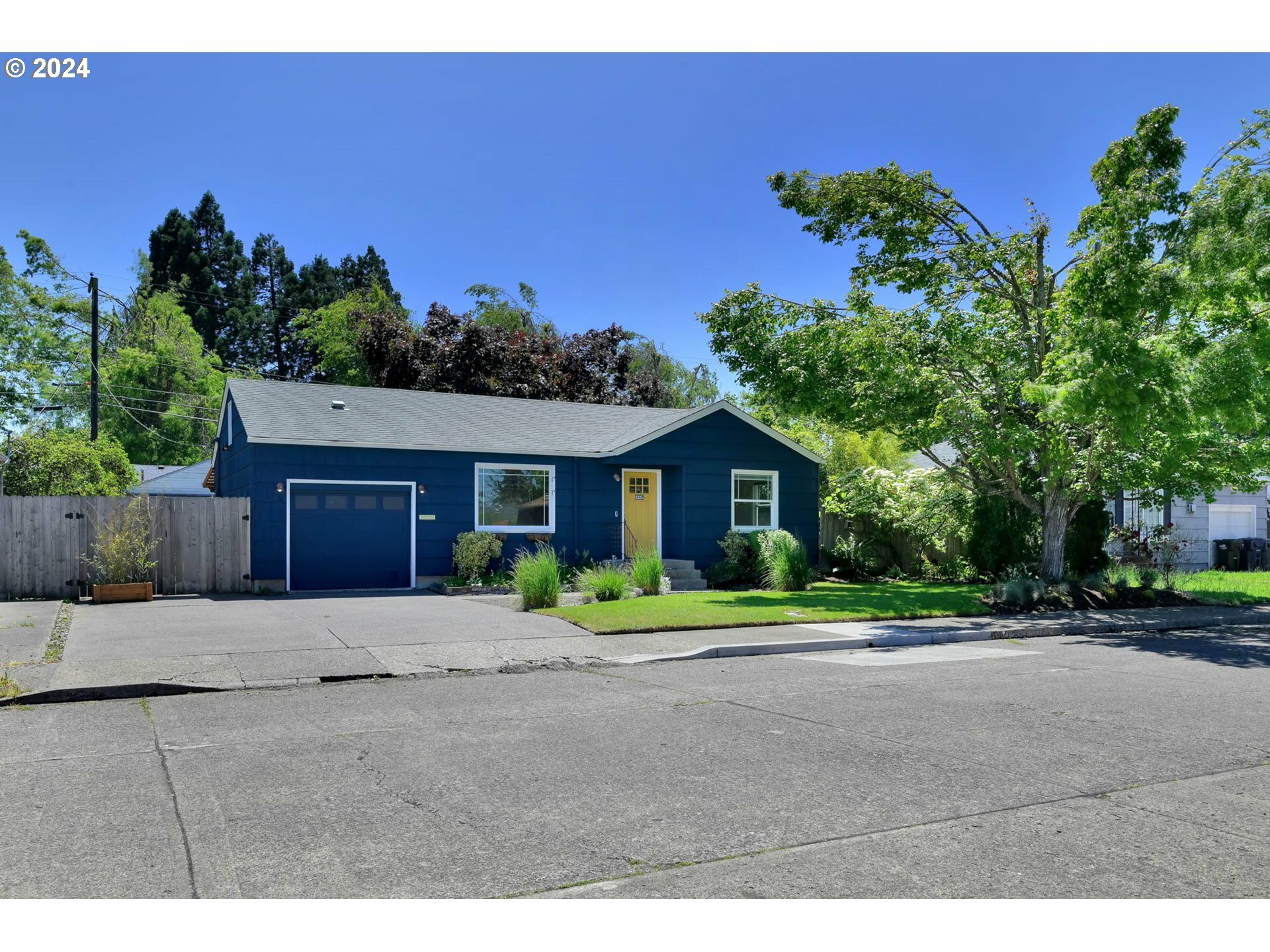 Property Photo:  1325 Modoc St  OR 97477 