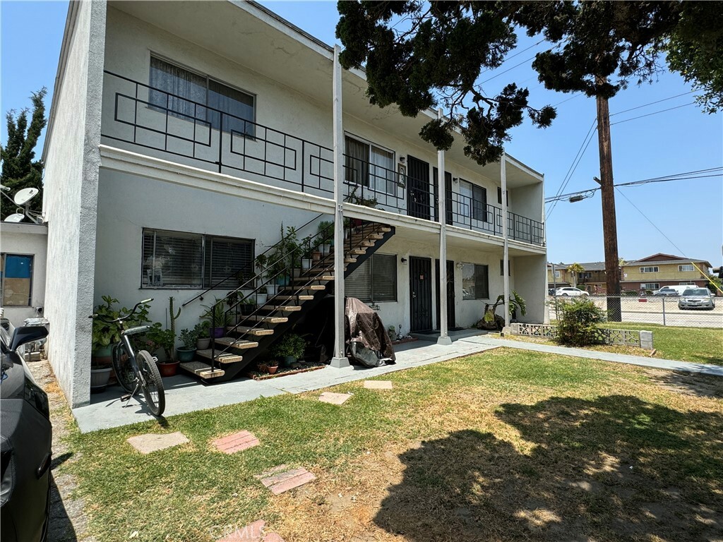 Property Photo:  8601 Chestnut Avenue  CA 90280 