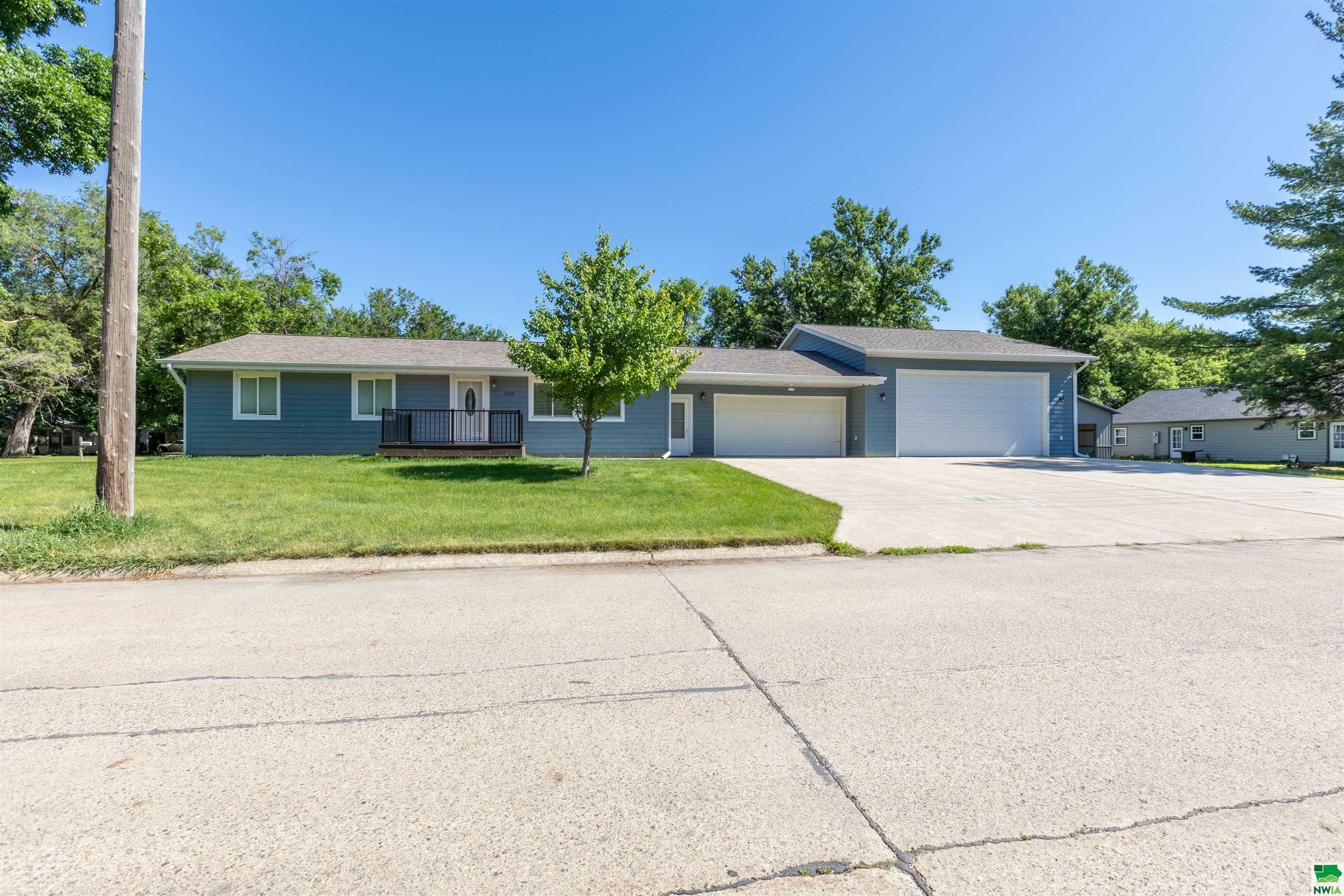 Property Photo:  1310 Jasper St.  IA 51040 