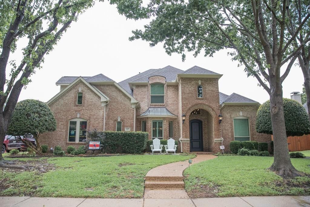 Property Photo:  127 Manchester Lane  TX 75019 
