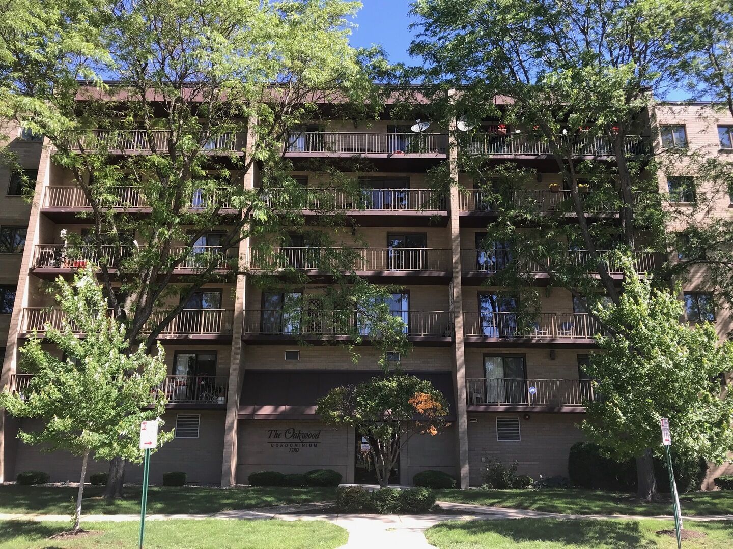 Property Photo: 1380 Oakwood Avenue 301 IL 60016