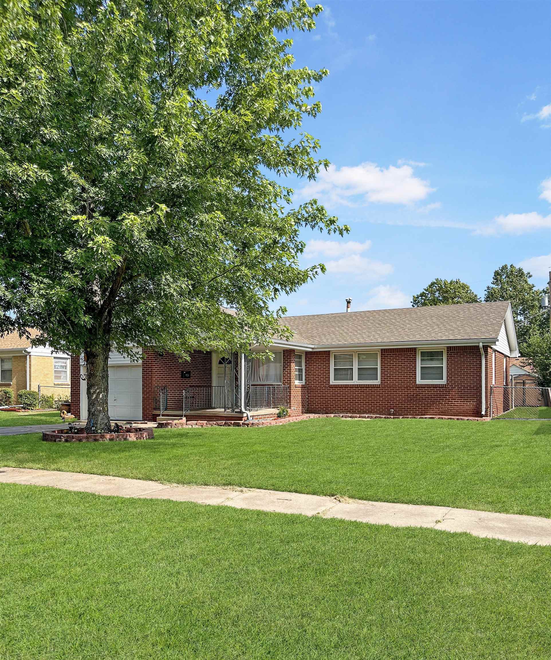 Property Photo:  1614 W Greenfield St  KS 67217 