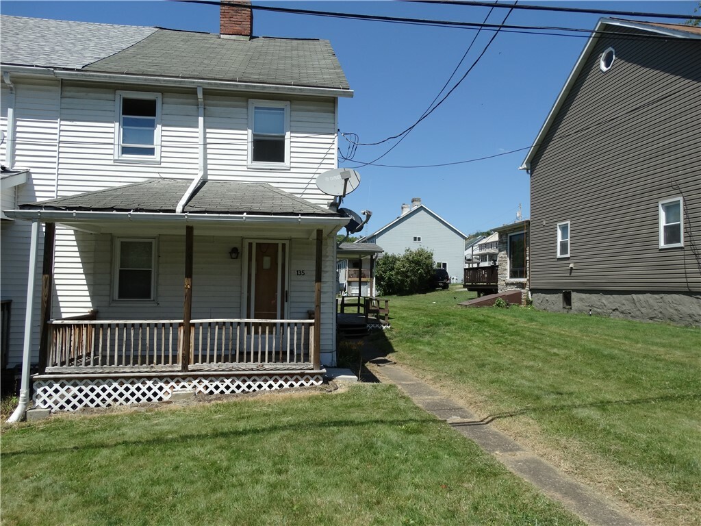 Property Photo:  135 Poplar St  PA 15331 