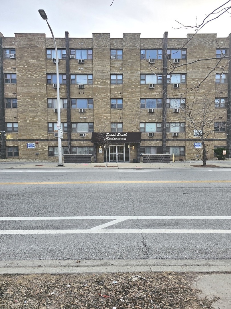 Property Photo: 7854 S South Shore Drive 206 IL 60649