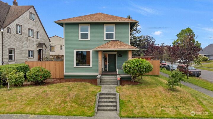 Property Photo:  2202 Wetmore Avenue  WA 98201 