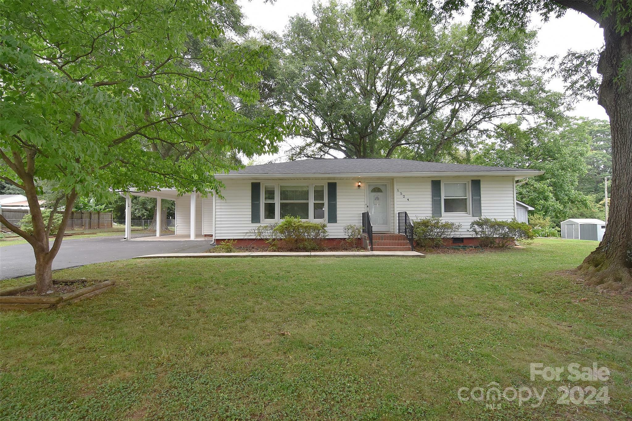 Property Photo:  1524 E Perry Street  NC 28054 