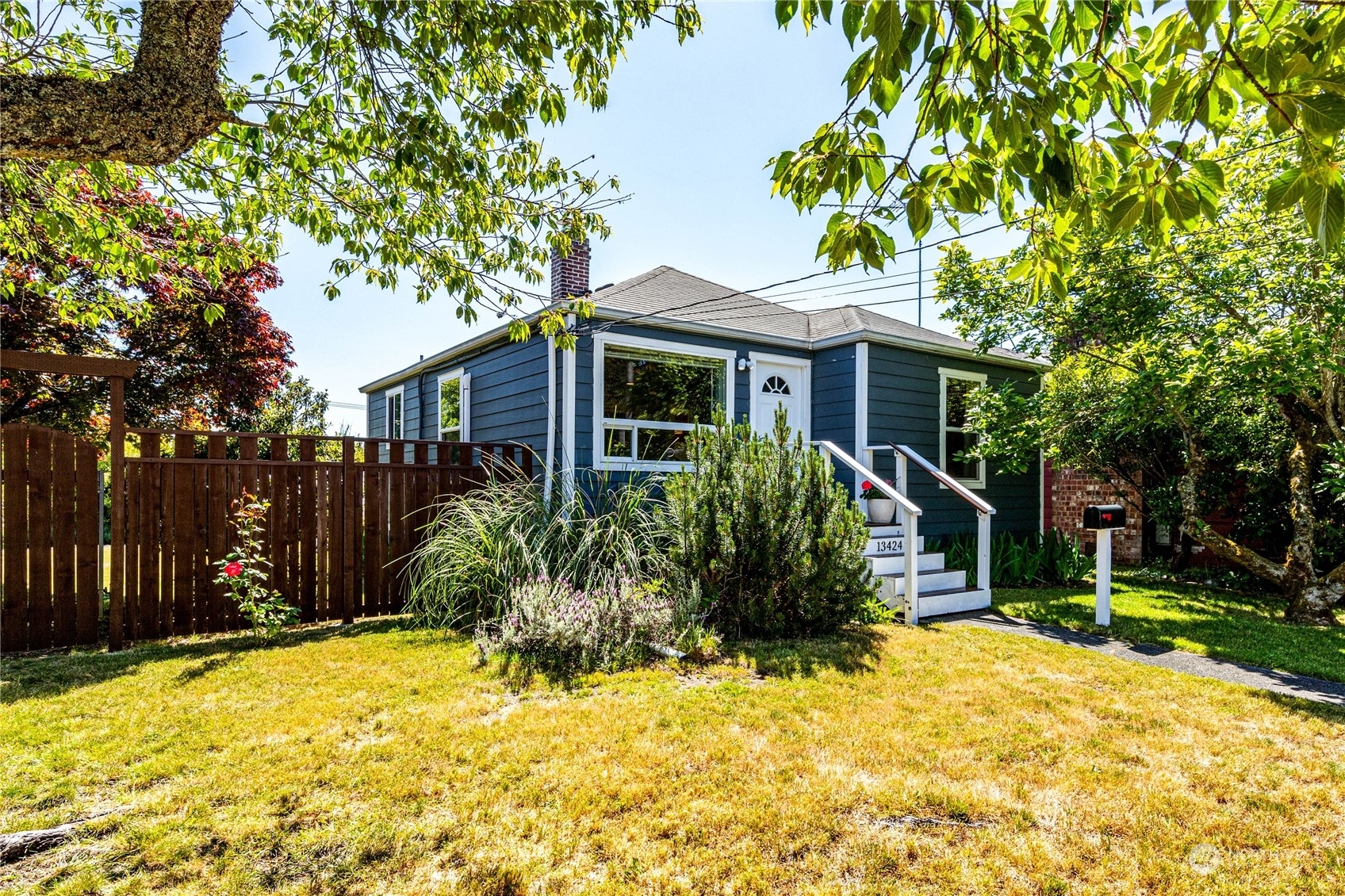 Property Photo:  13424 1st Avenue SW  WA 98146 