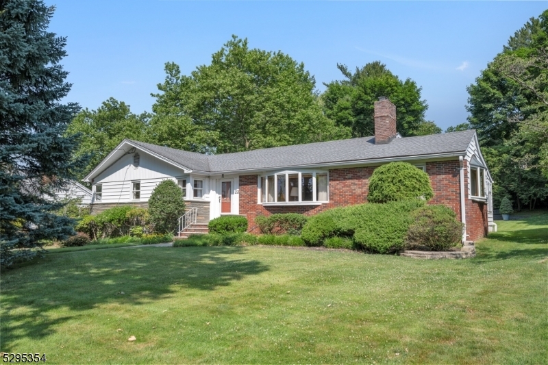 Property Photo:  22 Argyle Ct  NJ 07901 