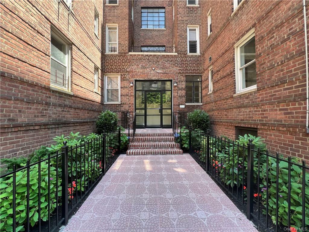 Property Photo:  2080 Barnes Avenue 5D  NY 10462 