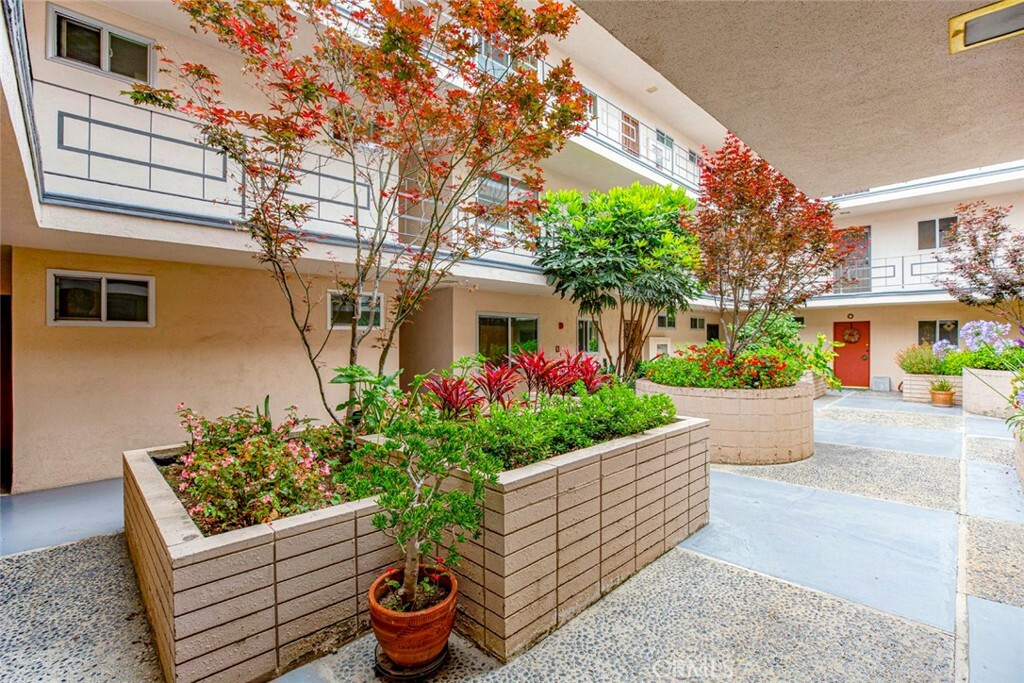 Property Photo:  1955 Tamarind Avenue 10  CA 90068 