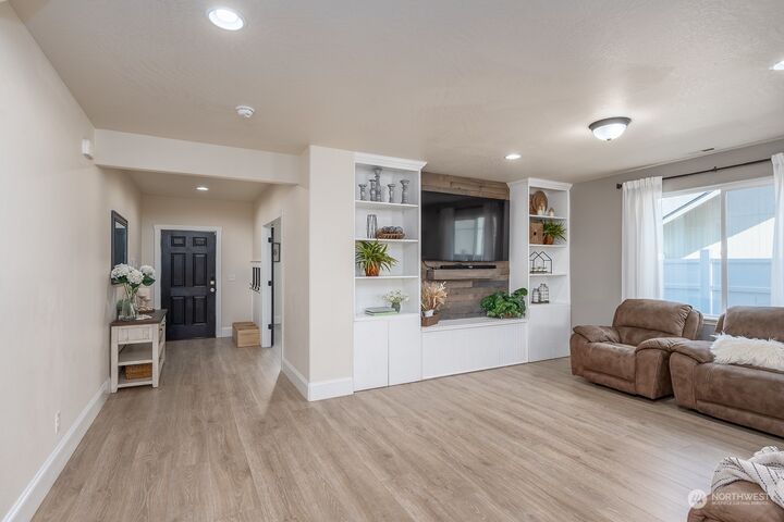 Property Photo: 711 S Rees Street WA 98837