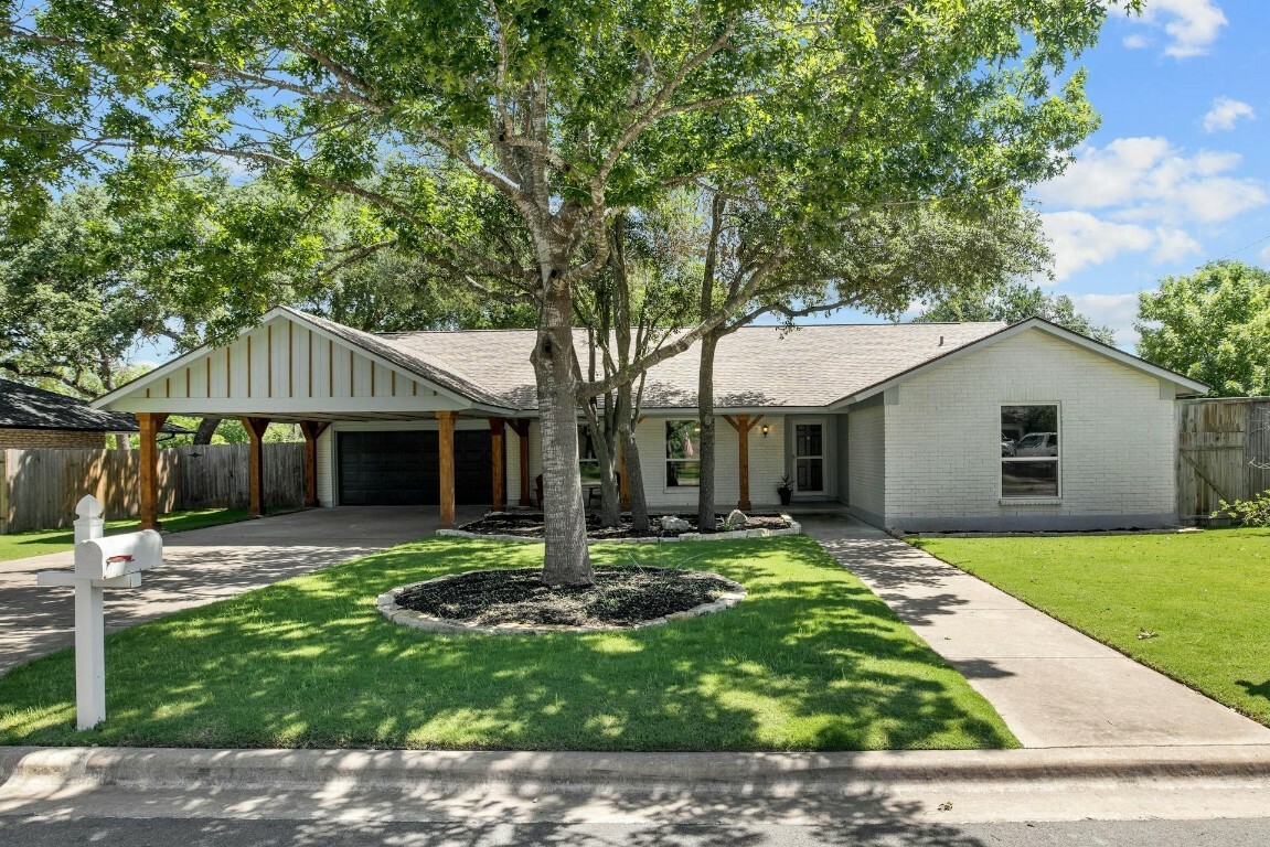 Property Photo: 905 Penny Lane TX 78681