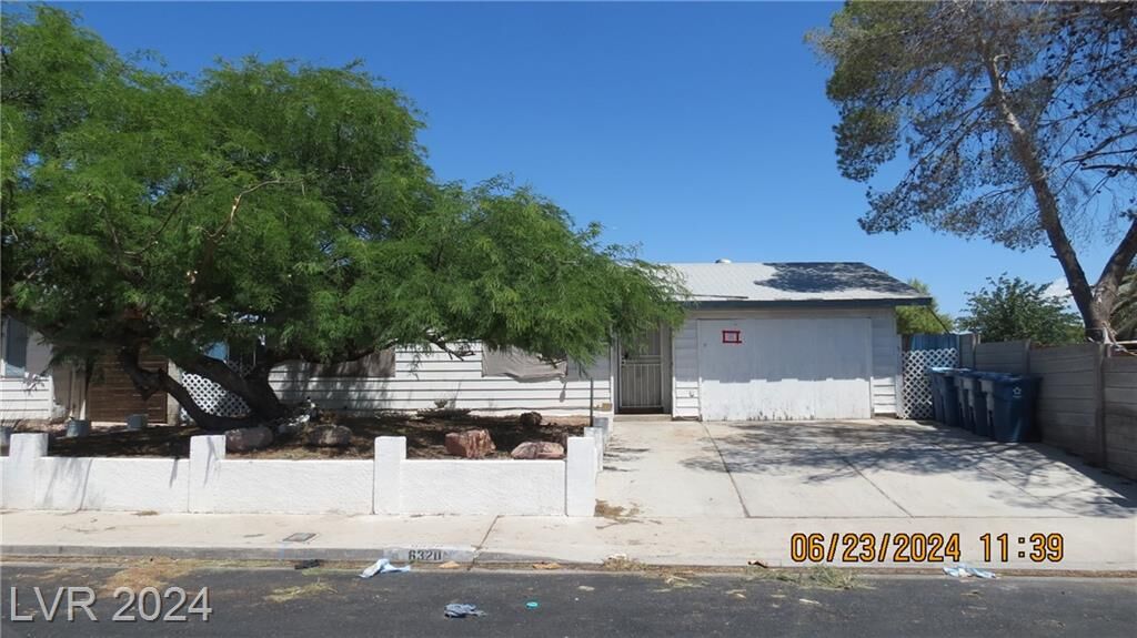 Property Photo:  