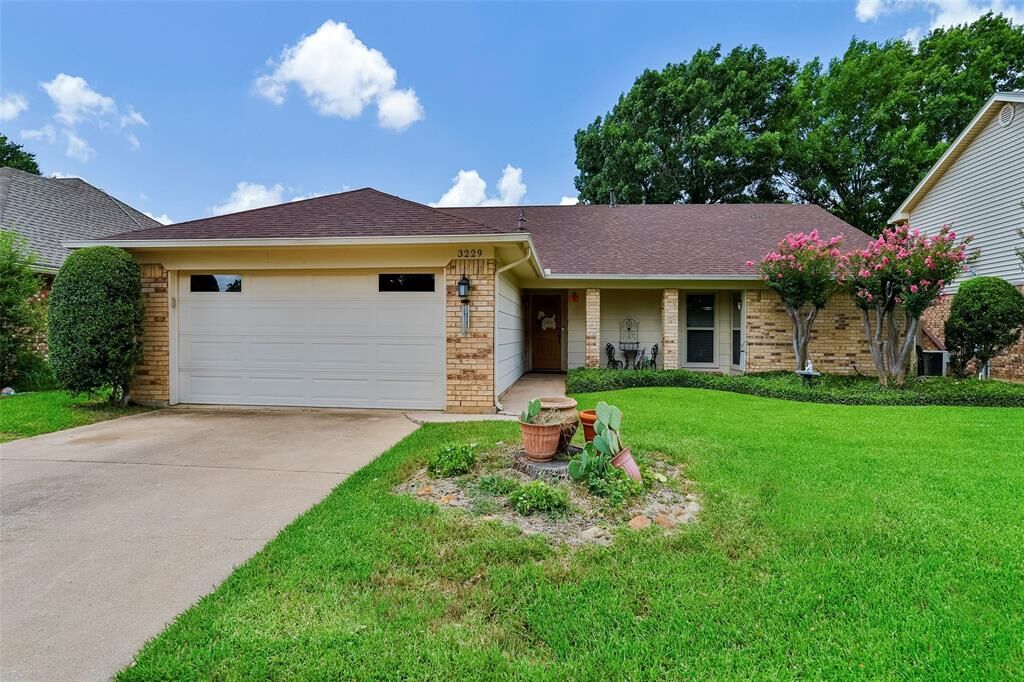 Property Photo: 3229 Princess Street TX 76021