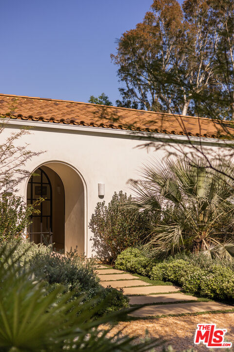 Property Photo: 212 Copa De Oro Rd CA 90077