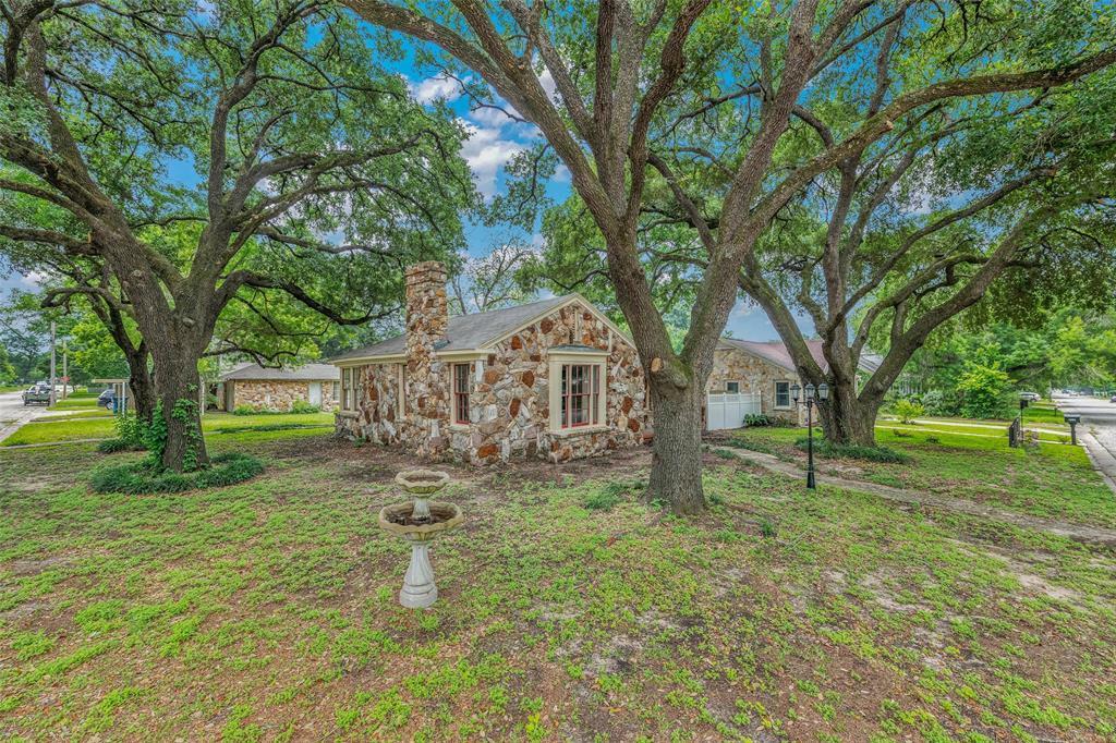 Property Photo:  818 E McAlpine St  TX 77868 