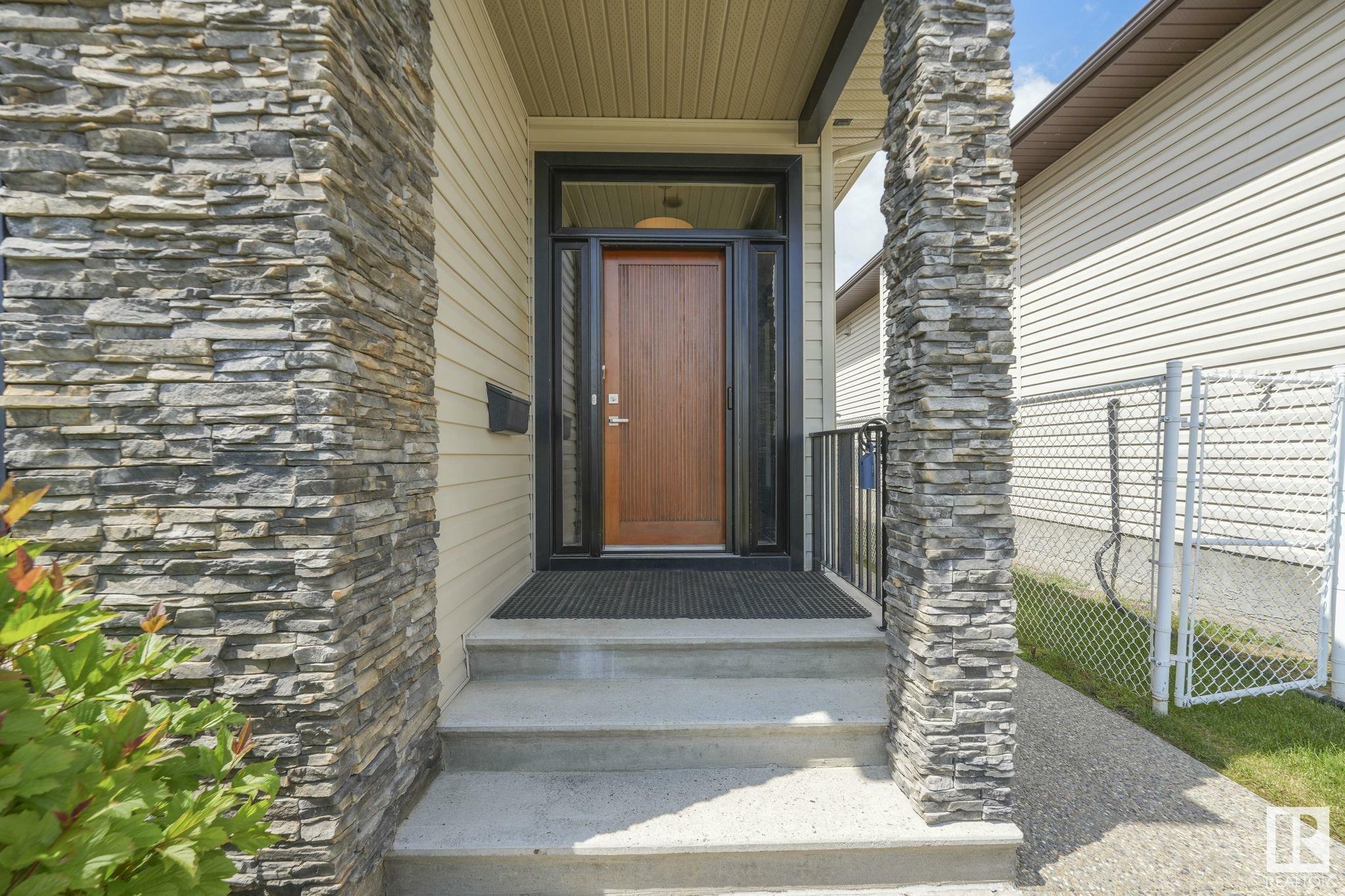 Photo de la propriété:  16612 75 Street NW  AB T5Z 3R2 