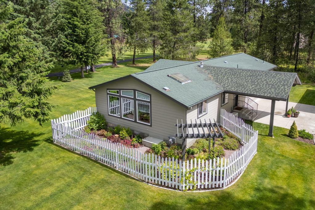 Property Photo:  220 Eagle Dr  WA 99109 