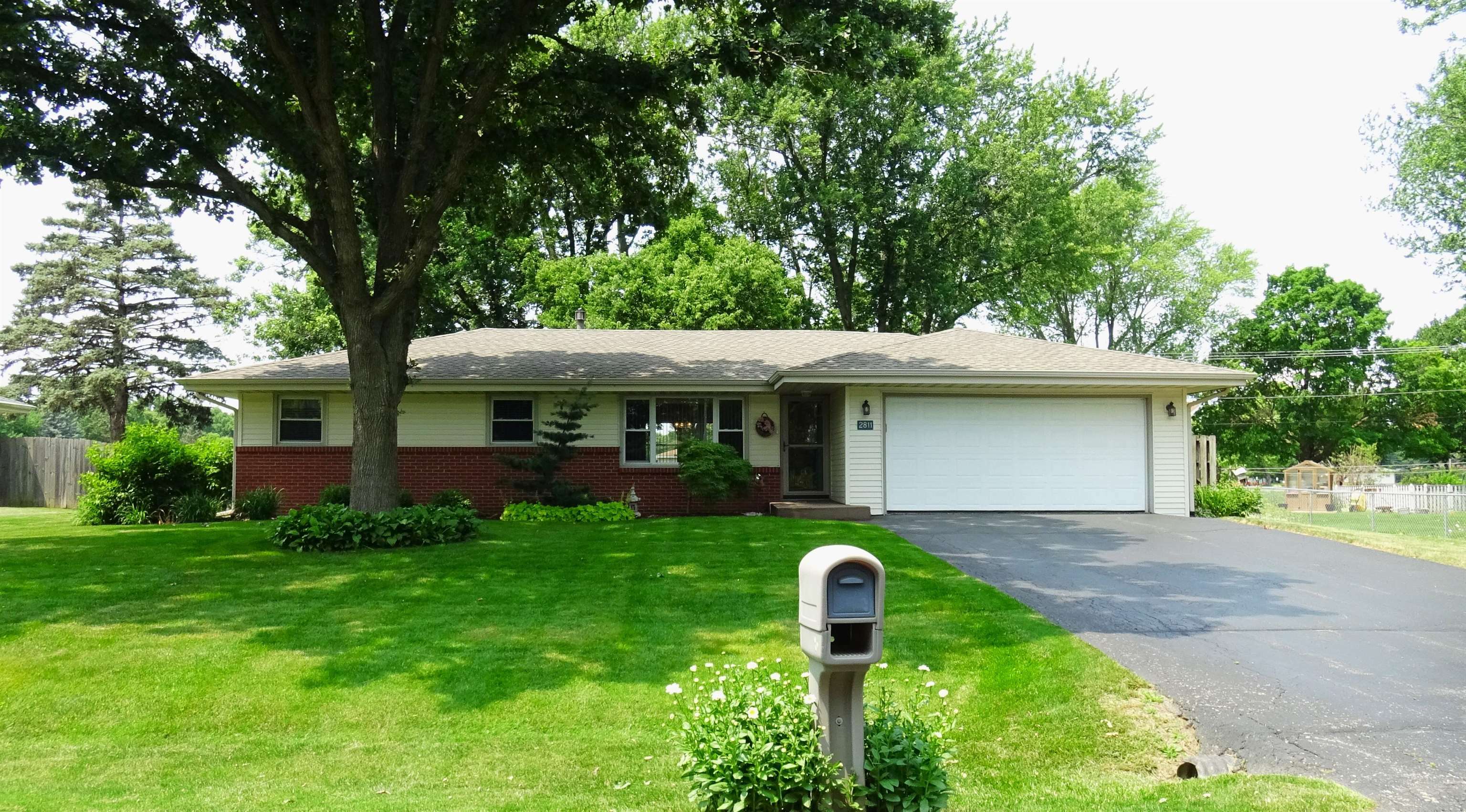 Property Photo:  2811 Woodside Drive  IL 61109 