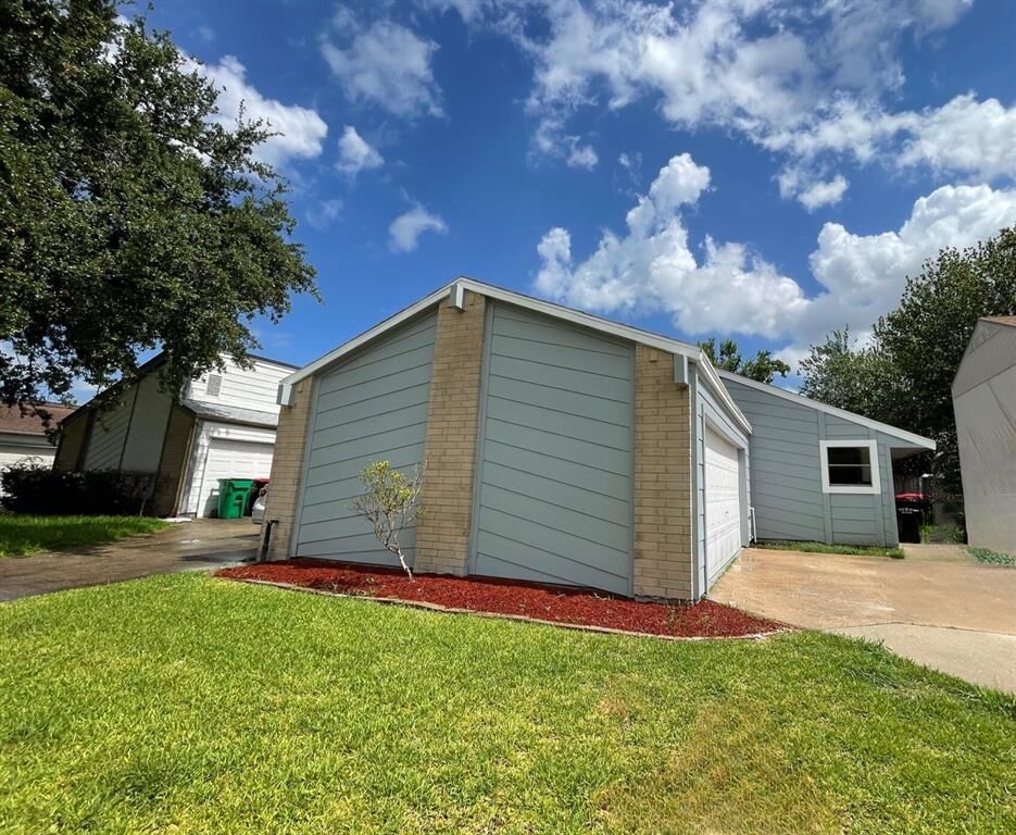 Property Photo:  2803 Stonehedge Drive  TX 77521 