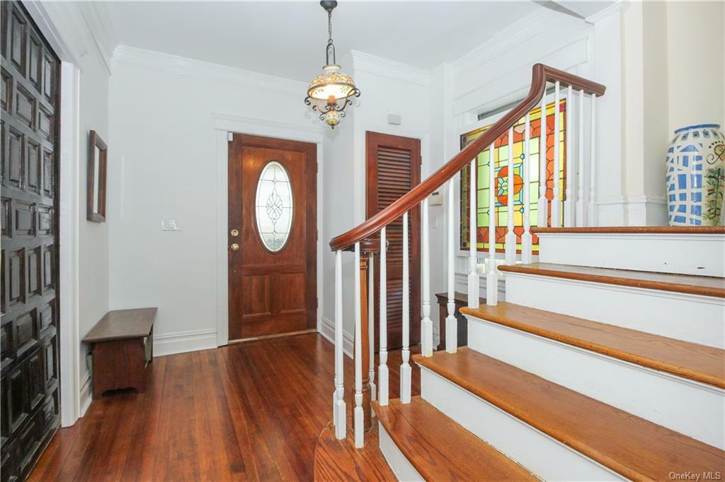 Property Photo:  195 Larchmont Avenue  NY 10538 