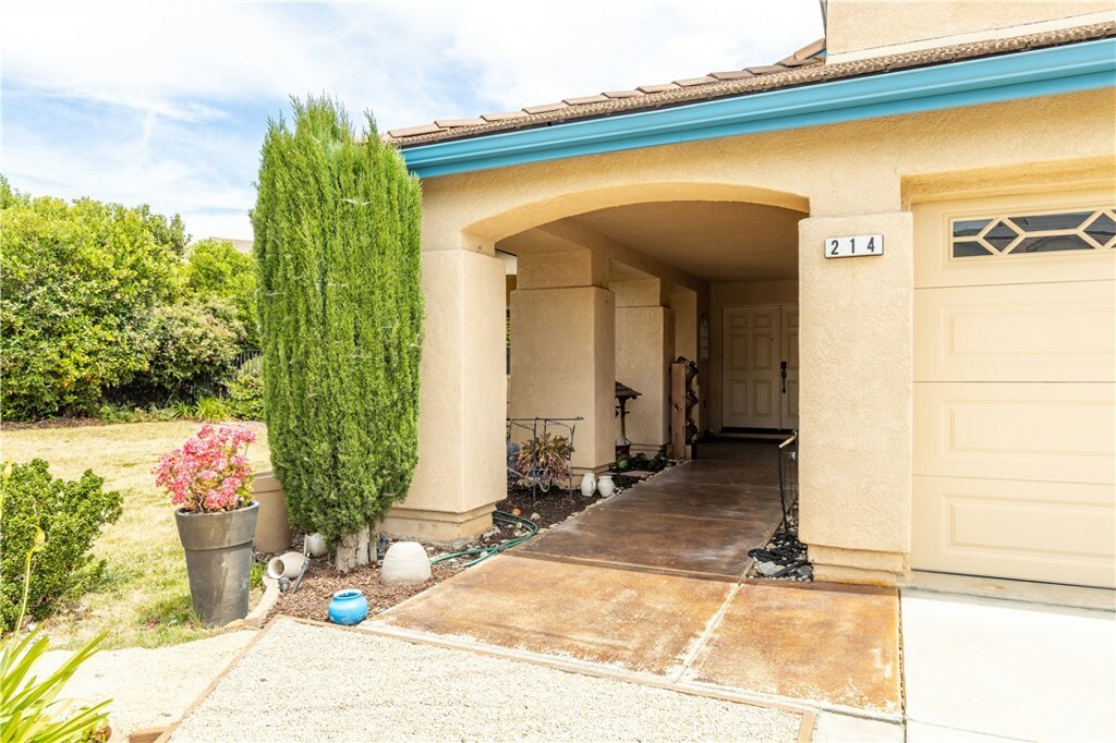 Property Photo:  214 Via Magnolia  CA 93446 