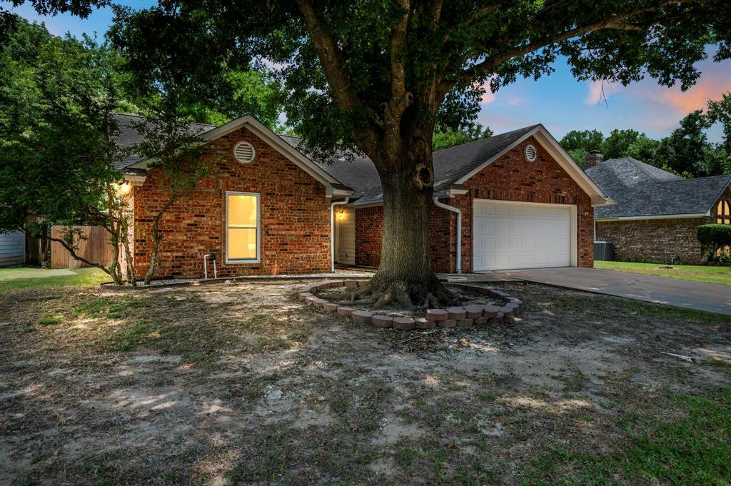 Property Photo: 1713 Creekside Avenue TX 75092