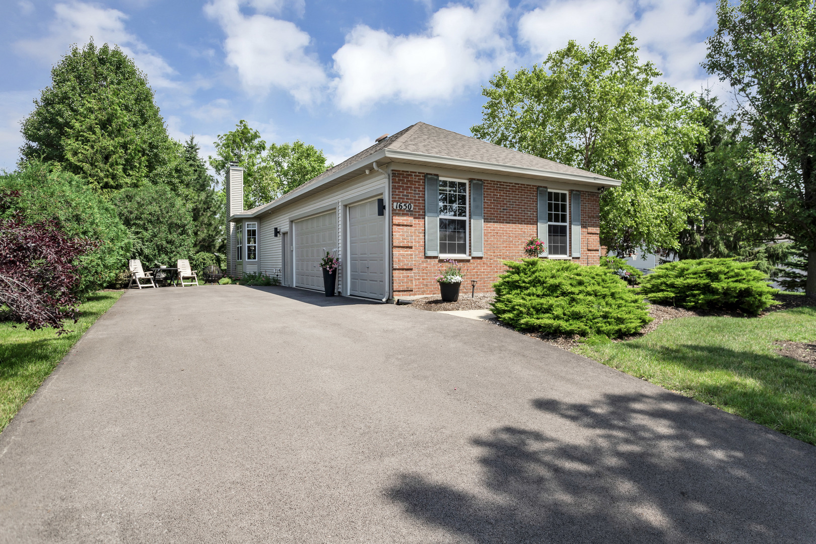 Property Photo:  1650 Foster Circle  IL 60102 